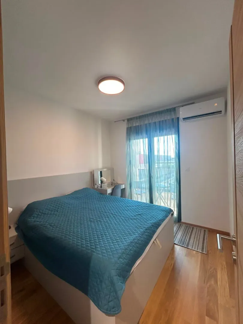 Furnished bedroom with a double bed and access to the terrace.