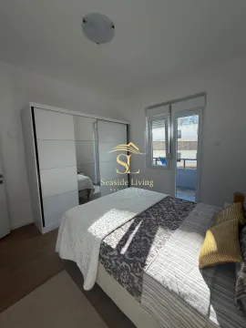 Svjetla spavaća soba sa bračnim krevetom, velikim garderoberom i izlazom na terasu. - image 4