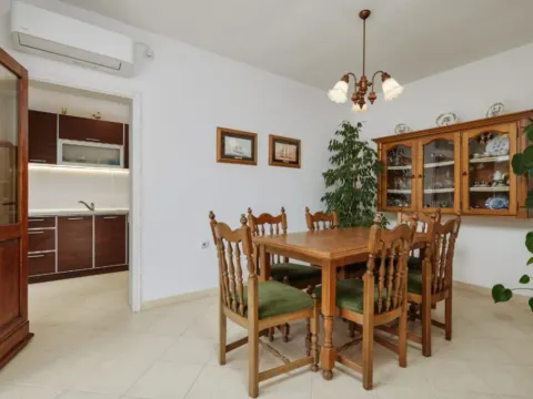 Izdavanje, kuća, 90m², Kotor, Crna Gora - image 8