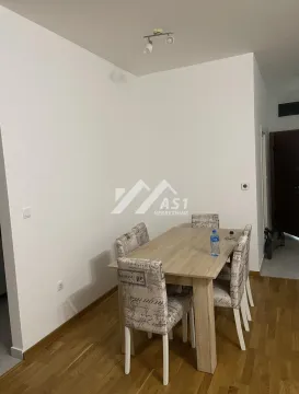 Trpezarija sa drvenim stolom i stolicama u stanu. - image 3