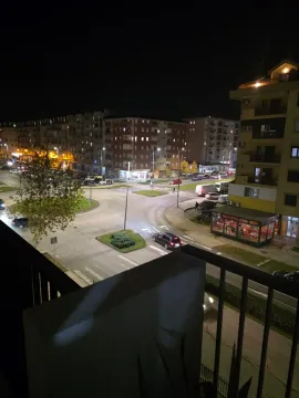 Pogled noću sa terase na ulicu i okolne zgrade. - image 13