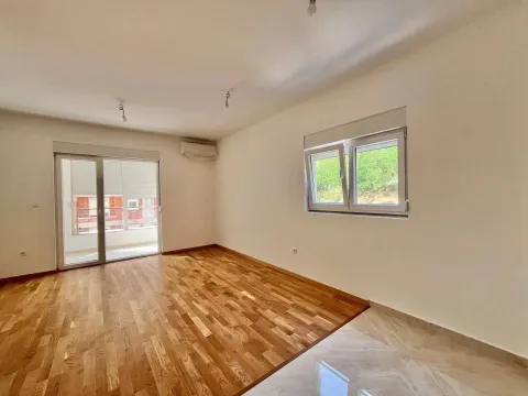 Sale, one bedroom apartment, 43m², Bečići, Budva - image 1