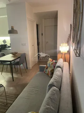 Dnevni boravak sa garniturom, trpezarijom i pogledom na kuhinju. - image 10