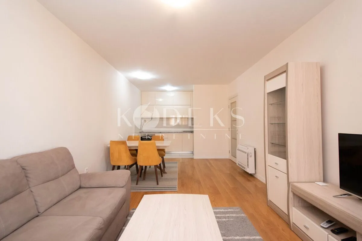 Izdavanje, dvosoban stan, 69m², Central Point, Podgorica