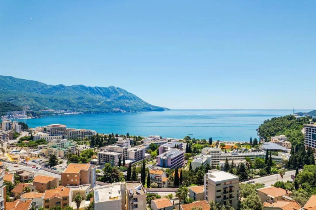 Sale, three bedroom apartment, 186m², Bečići, Budva