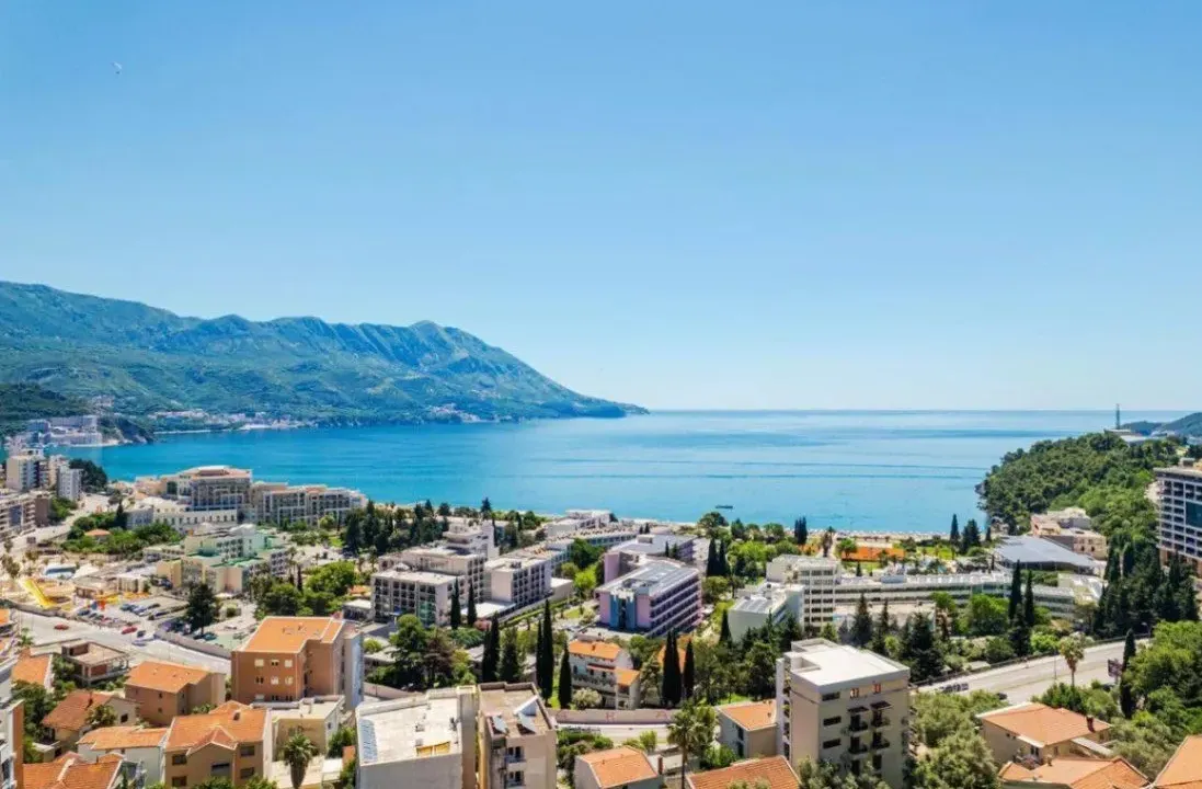 Sale, three bedroom apartment, 186m², Bečići, Budva