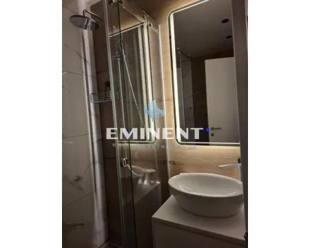 Moderno kupatilo sa tuš kabinom i umivaonikom. - image 11