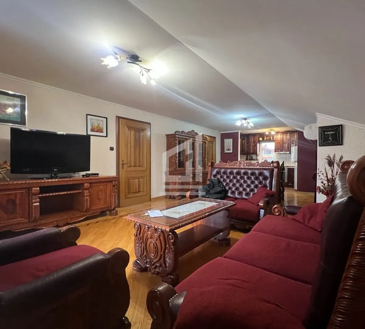 Izdavanje, trosoban stan, 135m², Stari Aerodrom, Podgorica