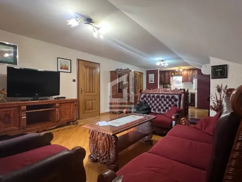 Izdavanje, trosoban stan, 135m², Stari Aerodrom, Podgorica