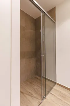 Moderna tuš kabina sa staklenim paravanom u kupatilu. - image 7