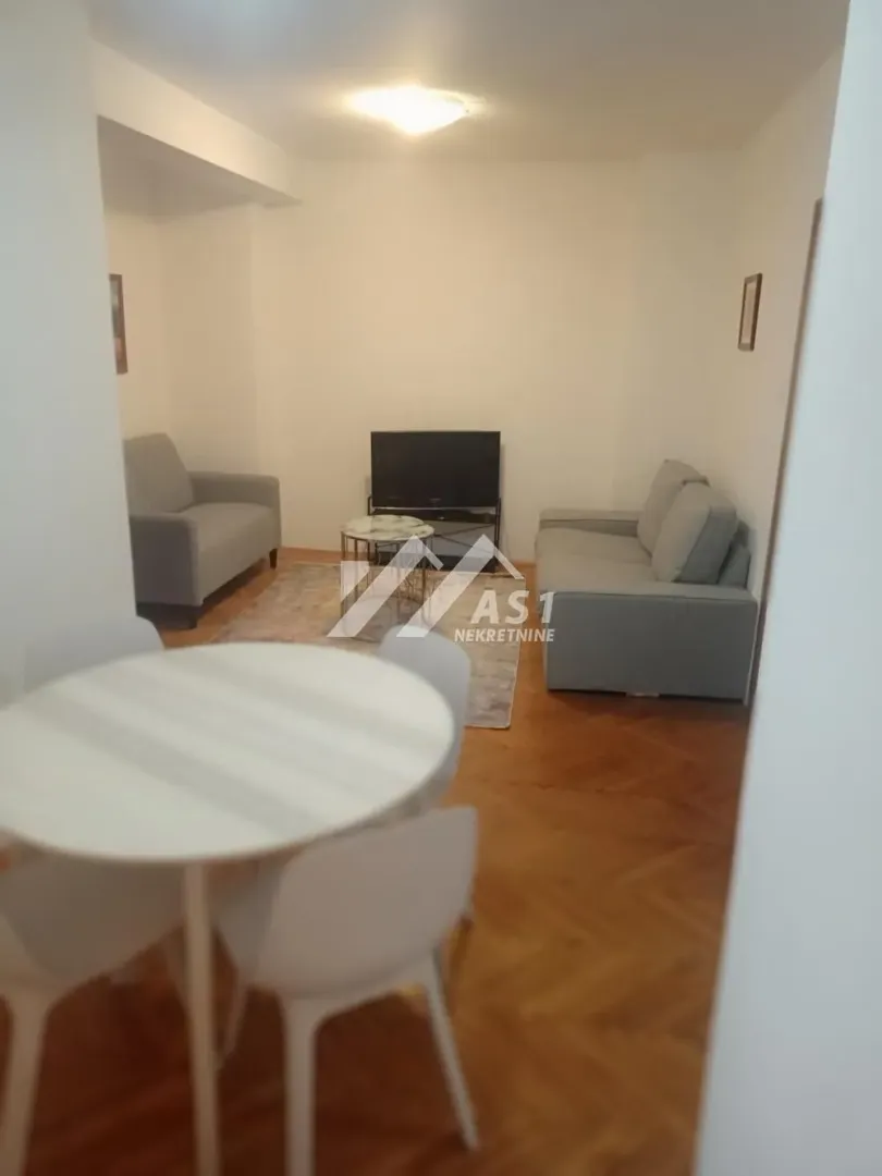 Izdavanje, dvosoban stan, 60m², Centar, Novi Sad
