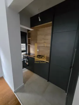 Moderna kuhinja sa tamnim elementima i drvenim detaljima. - image 5