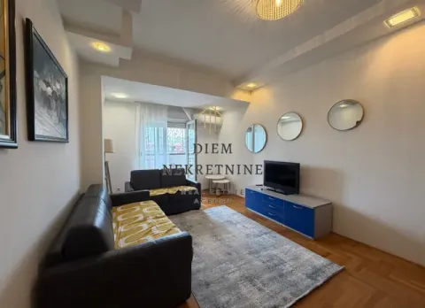 Dnevni boravak sa garniturom, televizorom i izlazom na terasu. - image 19
