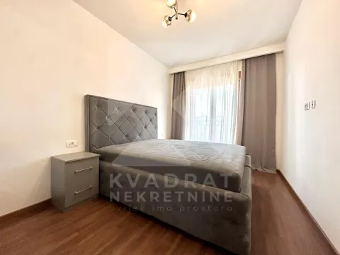 Namještena spavaća soba sa bračnim krevetom i noćnim stočićem. - image 8