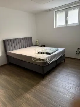 Spavaća soba sa velikim bračnim krevetom i prozorom. - image 12