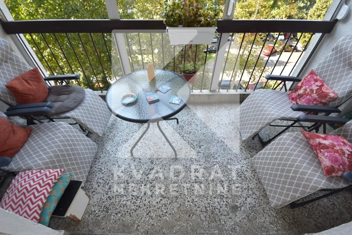Namješten balkon sa stolom i foteljama.