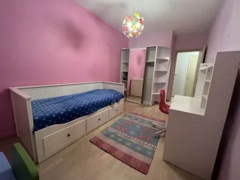 Dječija soba sa ružičastim zidovima, krevetom i radnim stolom. - image 4
