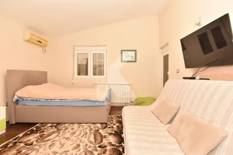 Rent, house, 175m², Vranići, Podgorica - image 15
