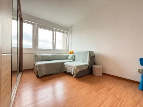 Manja dnevna soba sa ugaonom garniturom, drvenim podom i velikim prozorom. - image 13