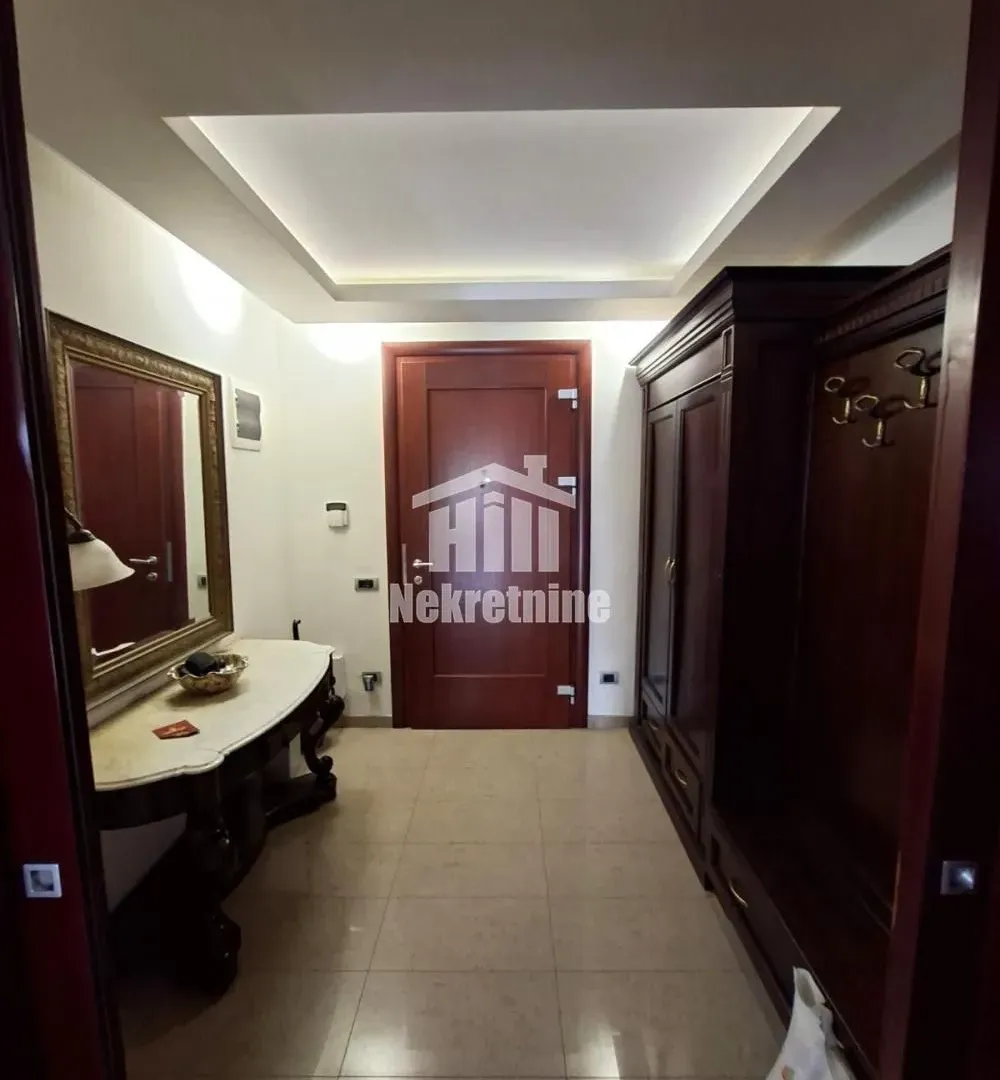 Izdavanje, kuća, 330m², Čukarica, Beograd