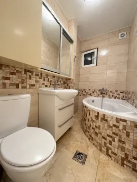Kompaktno kupatilo sa kadom, umivaonikom, ormarićem i toaletom. - image 7