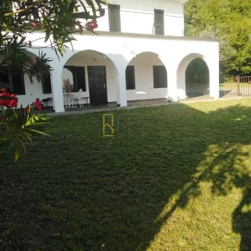 Pogled na dvorište i fasadu kuće sa trijemom. - image 2