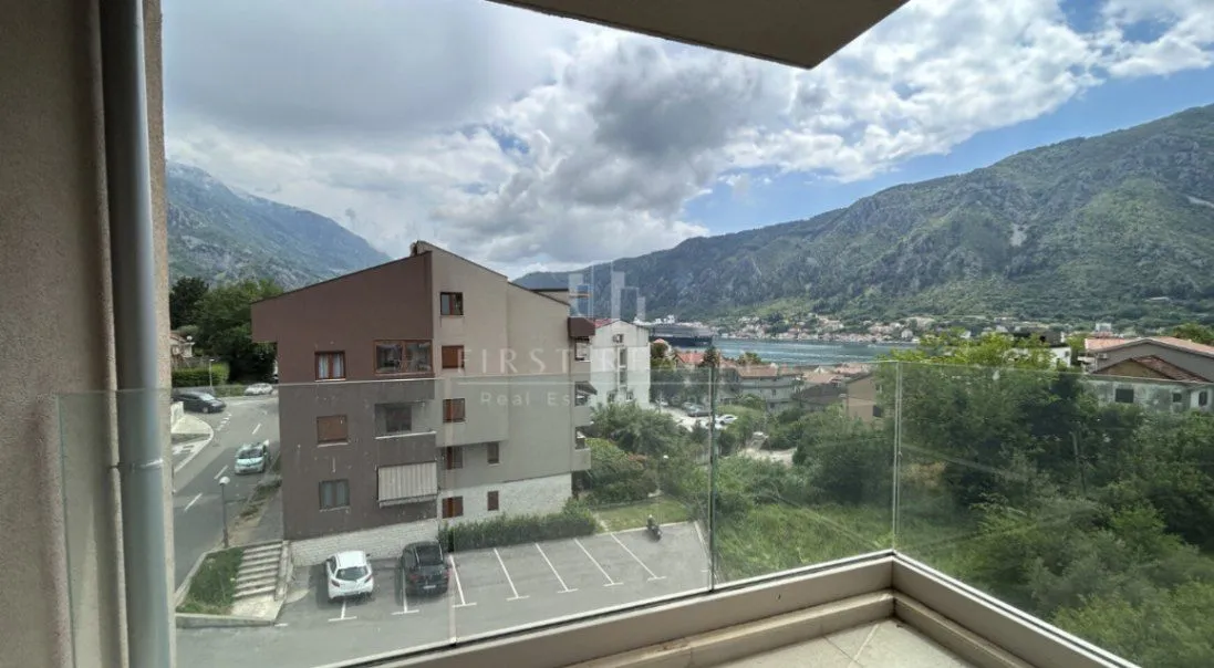 Sale, four bedroom apartment, 106m², Dobrota, Kotor