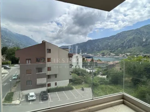Prodaja, četvorosoban stan, 106m2, Dobrota, Kotor