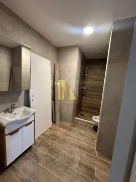 Moderno kupatilo obloženo keramičkim pločicama sa umivaonikom i tuš kabinom. - image 11