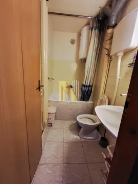 Manje kupatilo sa kadom, lavaboom i toaletom. - image 10