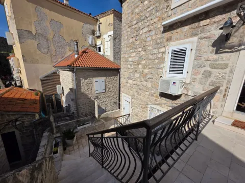 Rent, three bedroom apartment, 120m², Stari Grad, Budva - image 13