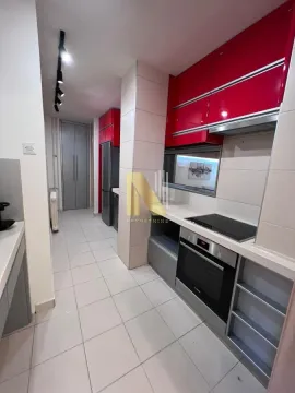 Dugačka kuhinja sa crvenim sjajnim elementima i ugrađenim kućnim aparatima. - image 18