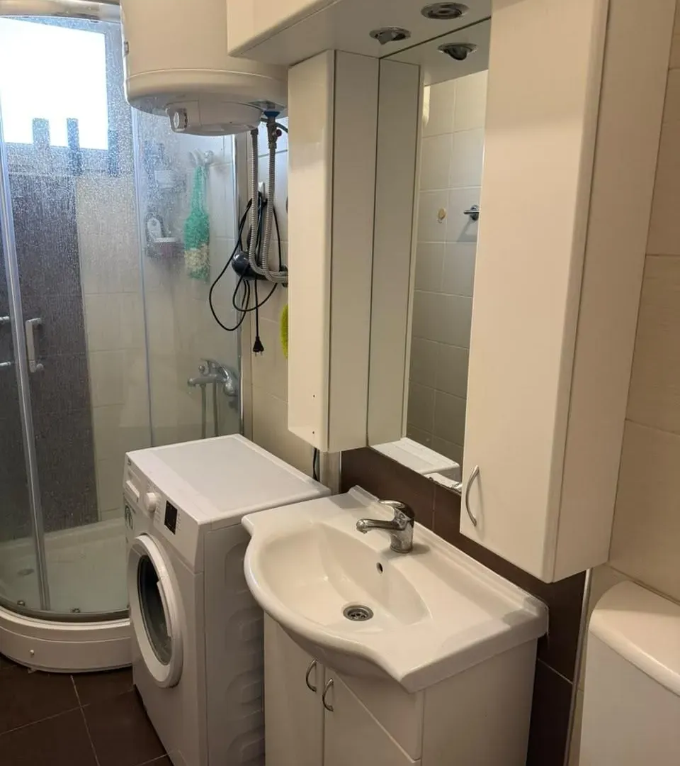 Izdavanje, trosoban stan, 50m², Slavujev Venac, Zvezdara Sve Podlokacije
