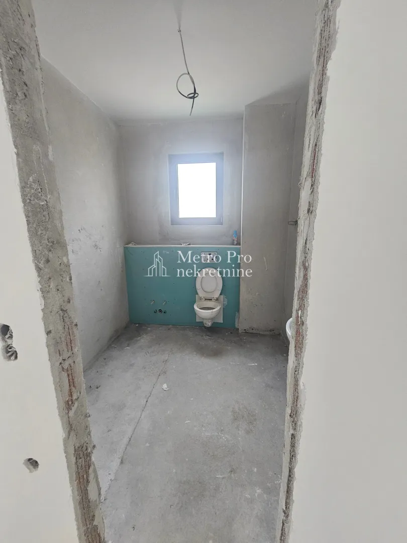 Kupatilo u fazi grubih radova sa montiranom wc šoljom.