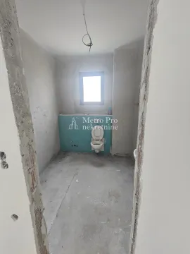 Kupatilo u fazi grubih radova sa montiranom wc šoljom. - image 10