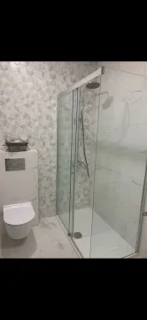 Moderne kupatilo sa tuš kabinom i ugradnim wc šoljom. - image 2