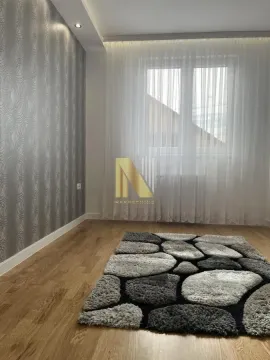 Prazna soba sa parketom, tapetama i tepihom. - image 6