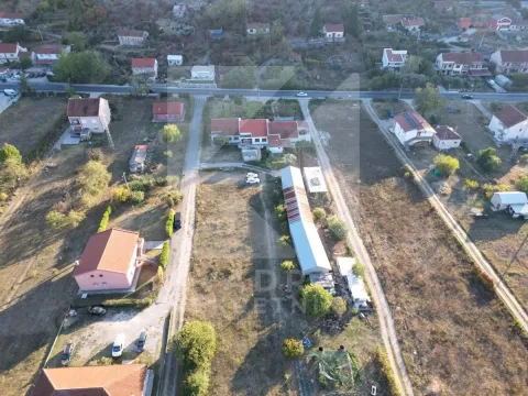 Pogled iz vazduha na plac sa kućom i pratećim objektima. - image 5