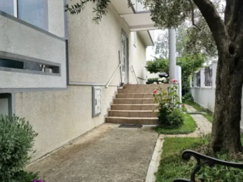 Prodaja, kuća, 350m², Stari Aerodrom, Podgorica