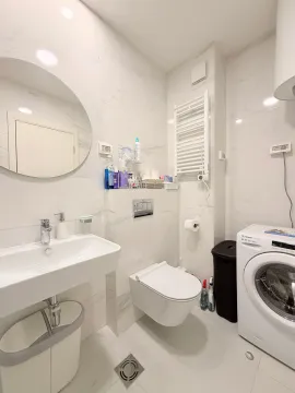 Moderne opremljeno kupatilo sa umivaonikom, WC šoljom i veš mašinom. - image 11