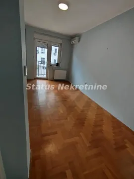 Prazna soba sa parketom i izlazom na terasu. - image 9