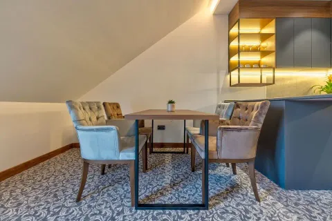 Trpezarija sa stolom i stolicama pored moderne kuhinje. - image 3