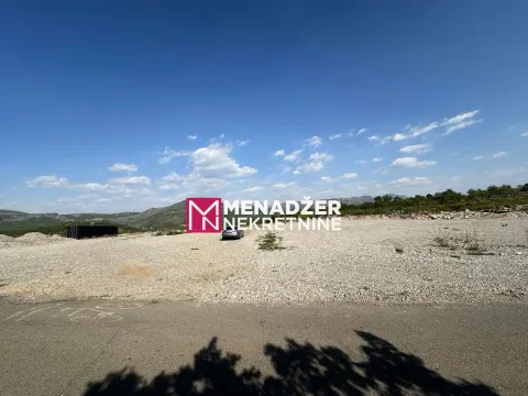 Pogled na zemljište sa okolnim pejzažem i plavim nebom. - image 7