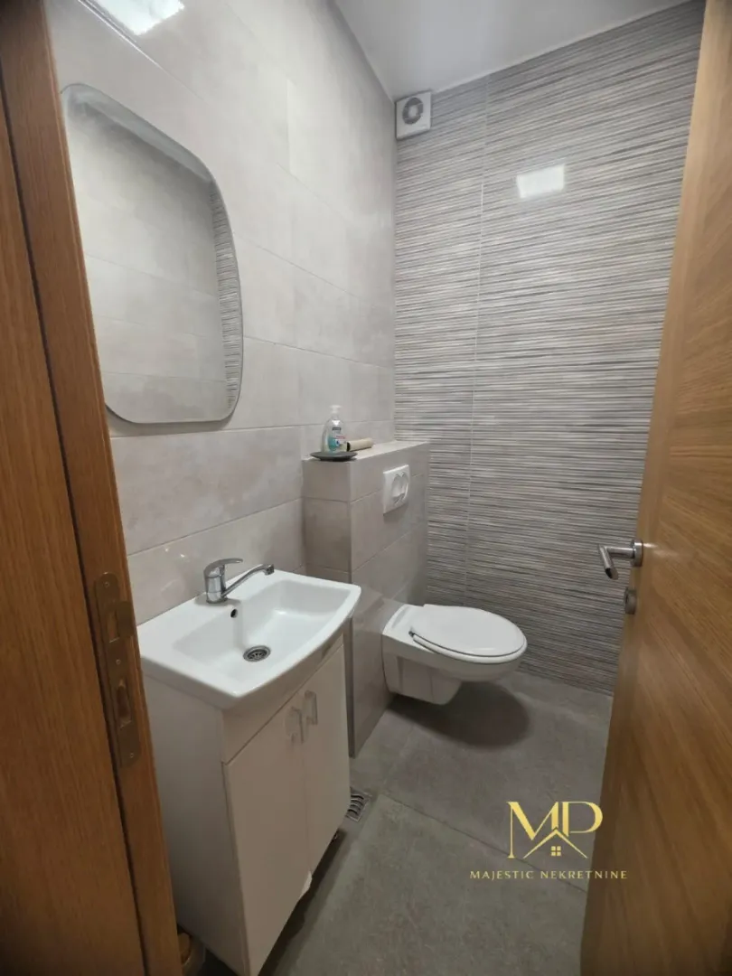 Modernly equipped bathroom with a washbasin and toilet.