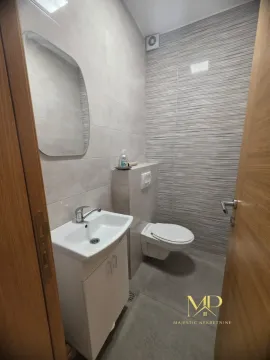 Modernly equipped bathroom with a washbasin and toilet. - image 5