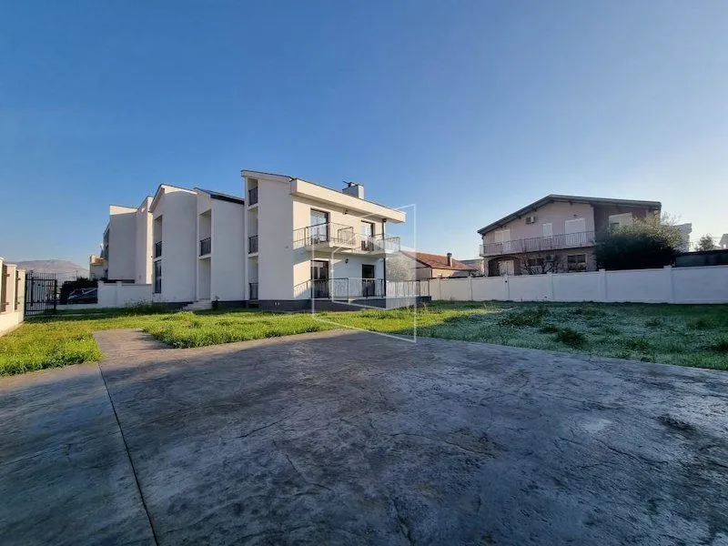 Sale, house, 400m², Tološi, Podgorica