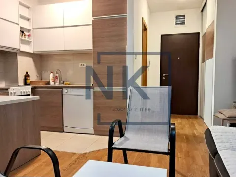 Pogled na manju kuhinju i ulazni dio stana. - image 2