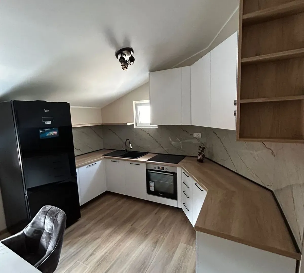 Izdavanje, dvosoban stan, 80m², Murtovina, Podgorica