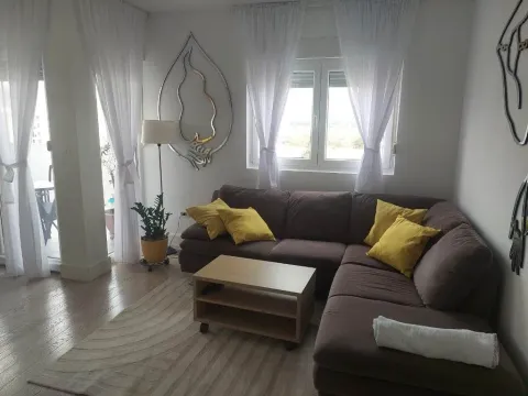 Izdavanje, jednosoban stan, 54m², City Kvart, Podgorica - image 1