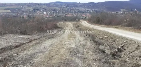 Zemljište sa pristupnim putem i pogledom na naselje u pozadini. - image 2